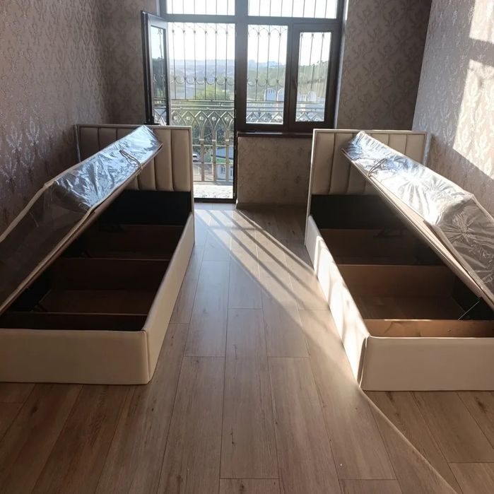 Односпальная мягкая кровать в классическом стиле