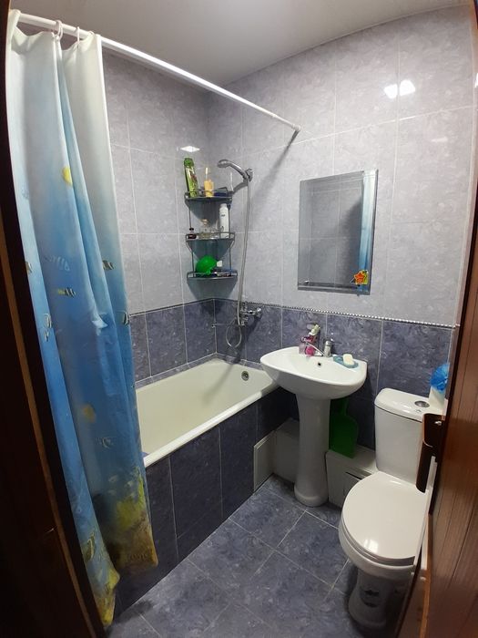 Киргилида жойлашган 1-хонали квартира сотилади