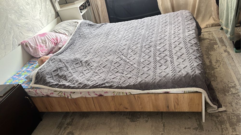 Кровать  160х200 б/у  с матрасом