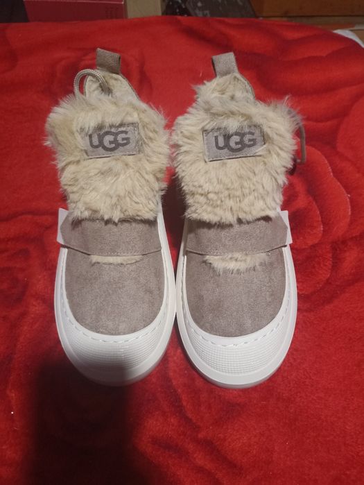 Ghete UGG blanite