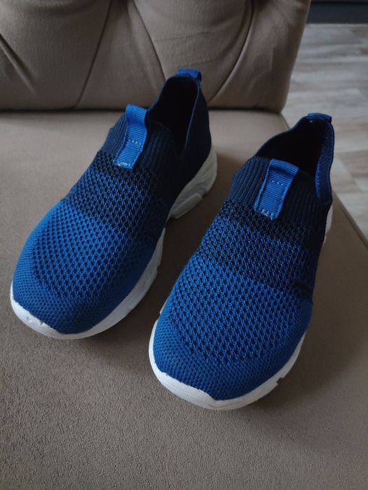 Продам кроссовки на мальчика