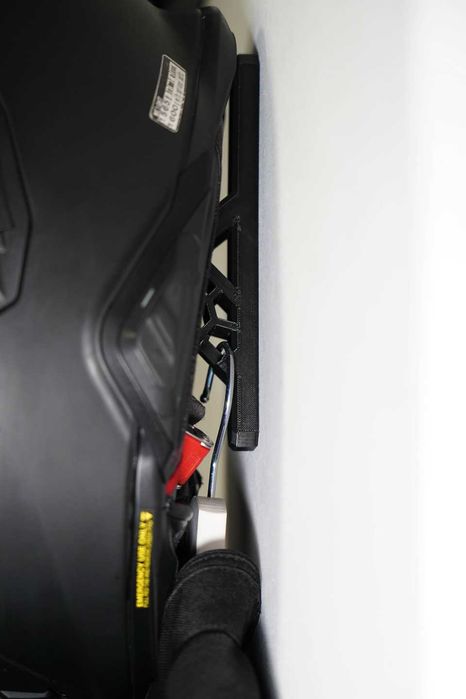 Стойка за каска с лого