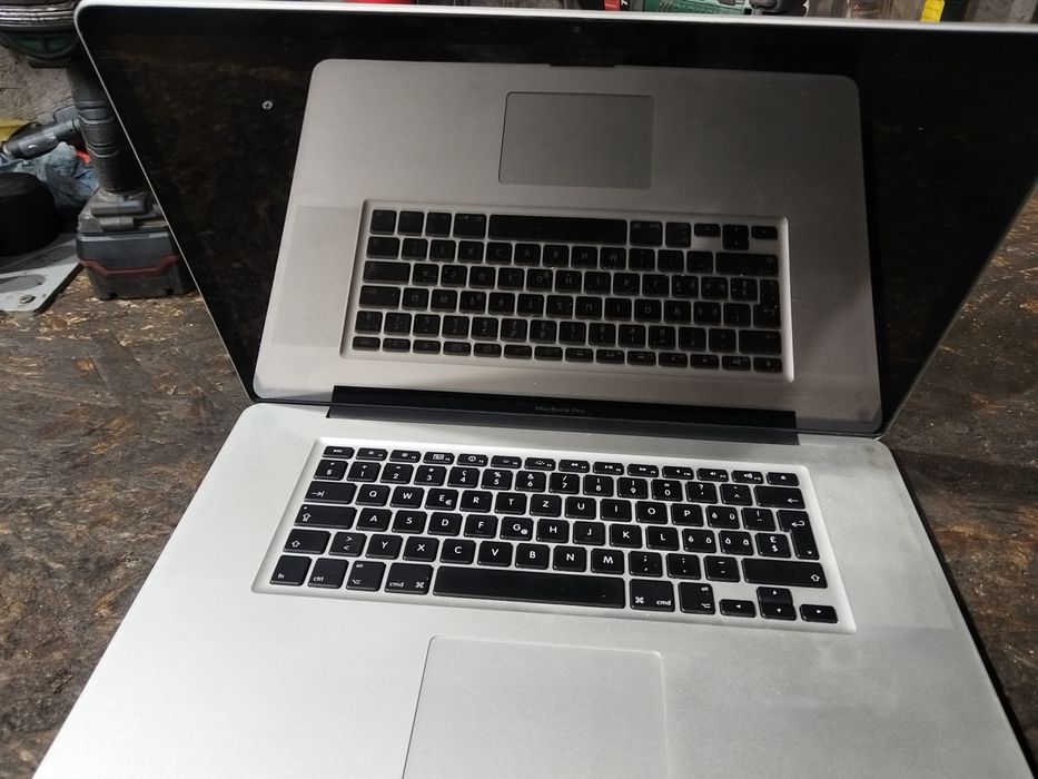 Laptopuri iPad-uri și video proiectoare