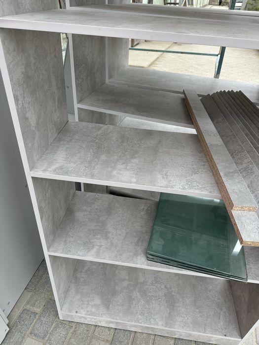 Продается Полки и витрины в хорошем состоянии