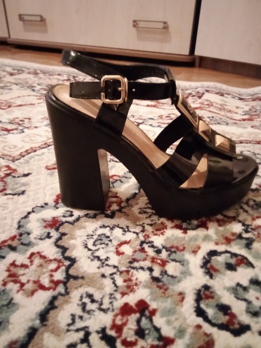 Продам босоножки тракторы