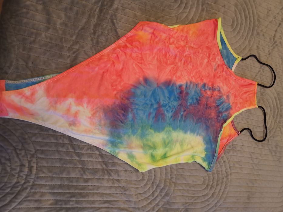 Продавам свежо боди и бански два модела и потник и бюстиета