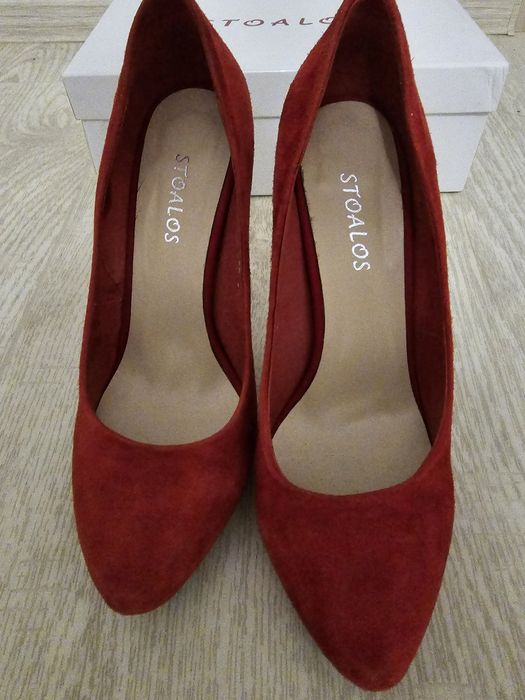 Продам красные туфли