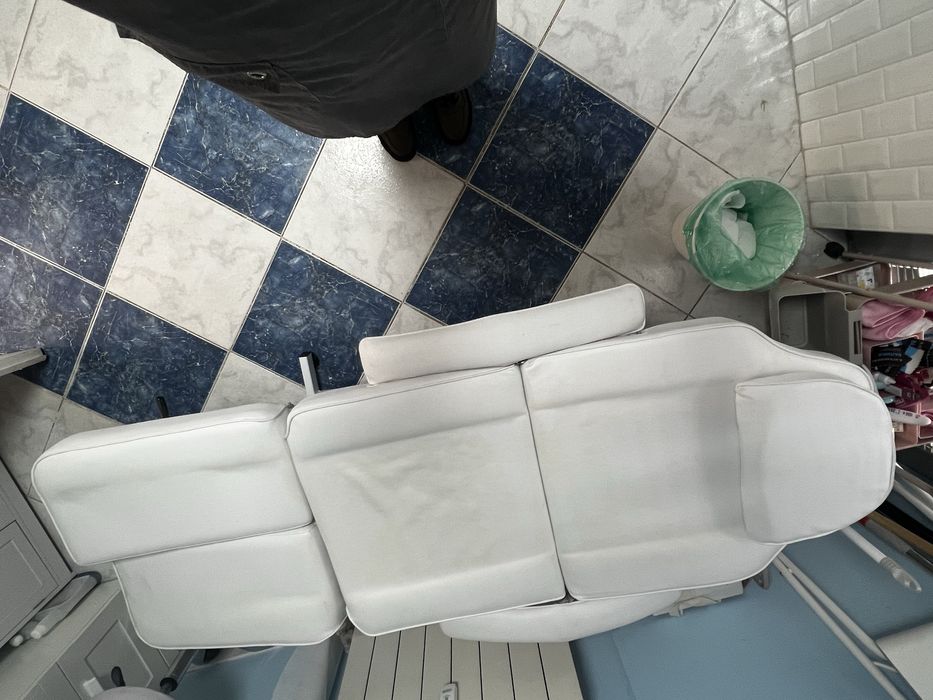 Стол за педикюр, кушетка бяла