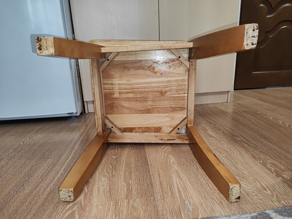 Деревянные стулья