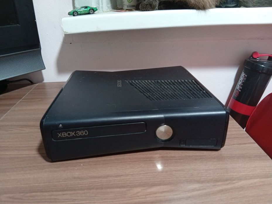 СРОЧНО ПРОДАМ Xbox 360 slim,freeboot,С 2 ДИСКАМИ И ИГРАМИ