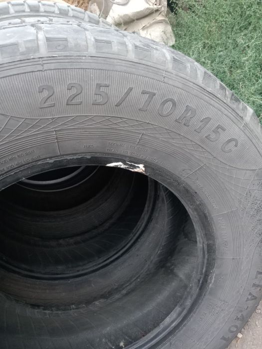 Продам шины б/у два размера