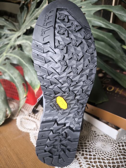 Продаются треккинговые кроссовки Asolo с технологией Gore-Tex.