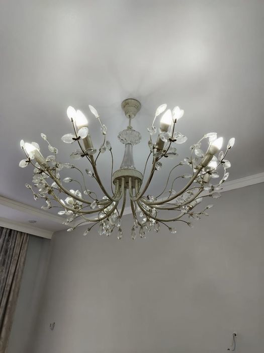 Люстра в зал белая!