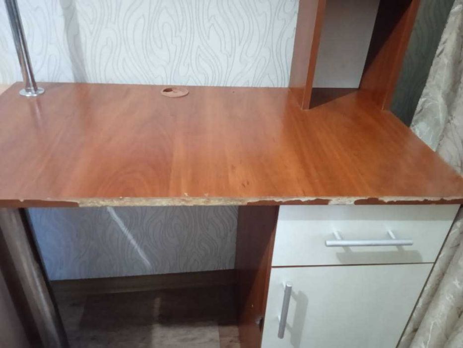 Продам очень удобный  компьтерный столик