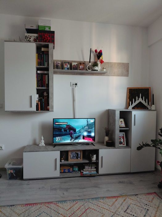 Living alb cu gri beton negociabil