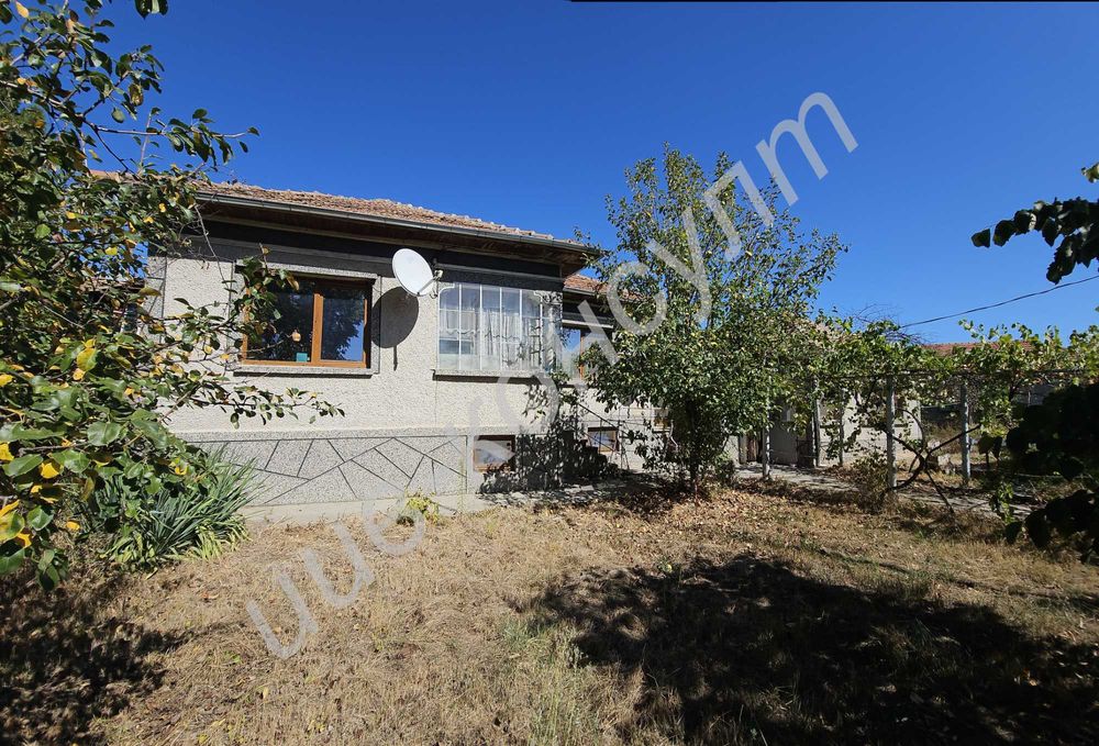 Реновирана тухлена къща в с. Първомайци