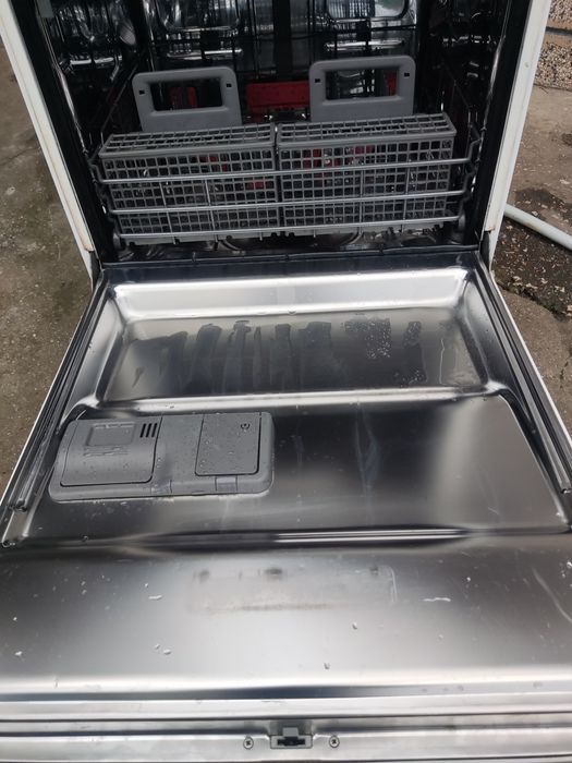 Свободно стояща съдомиялна WHIRLPOOL.