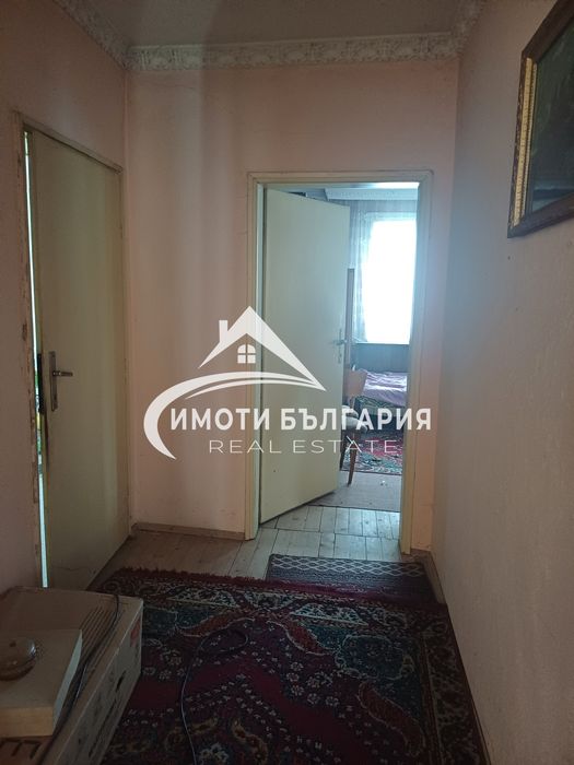 Къща на 2 ет.в гр.Карлово с гараж