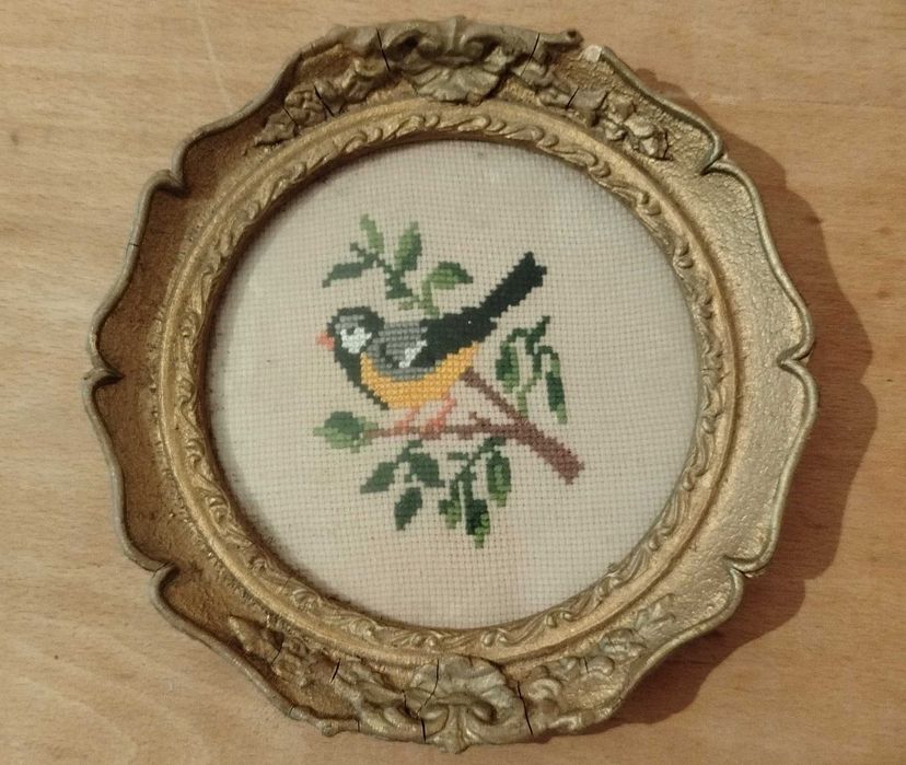 стар, малък, кръгъл гоблен -птичка на клонка- 21см.