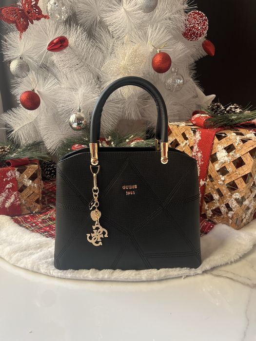 Дамски чанти Guess.