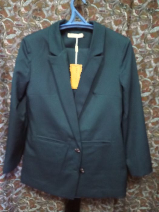 Продам  женские костюм