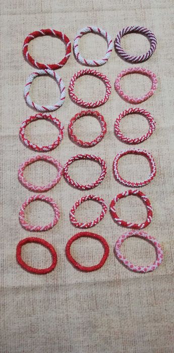 Ръчно изработени гривни и гердани от мъниста.