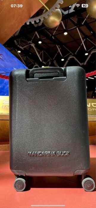 Телескопическая выдвижная ручка и другие ручки для чемодана.