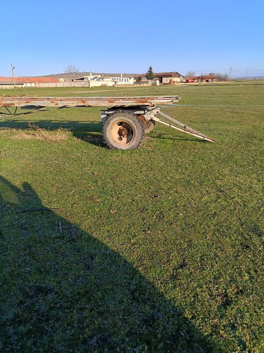 Продавам платформа