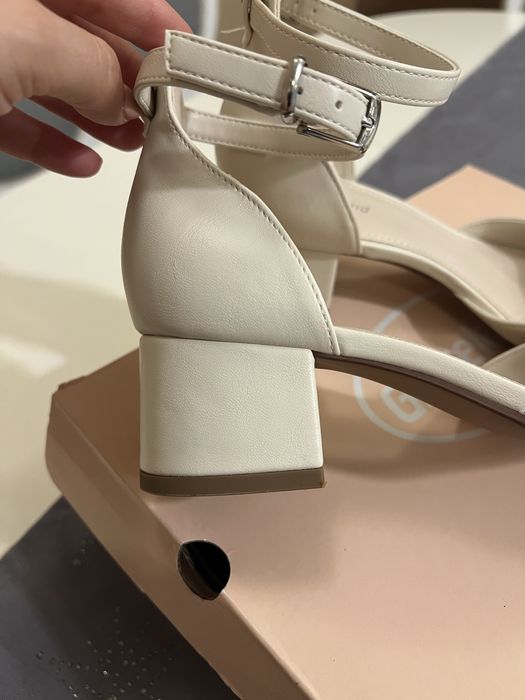 Pantofi bej / crem cu toc mic Deichman