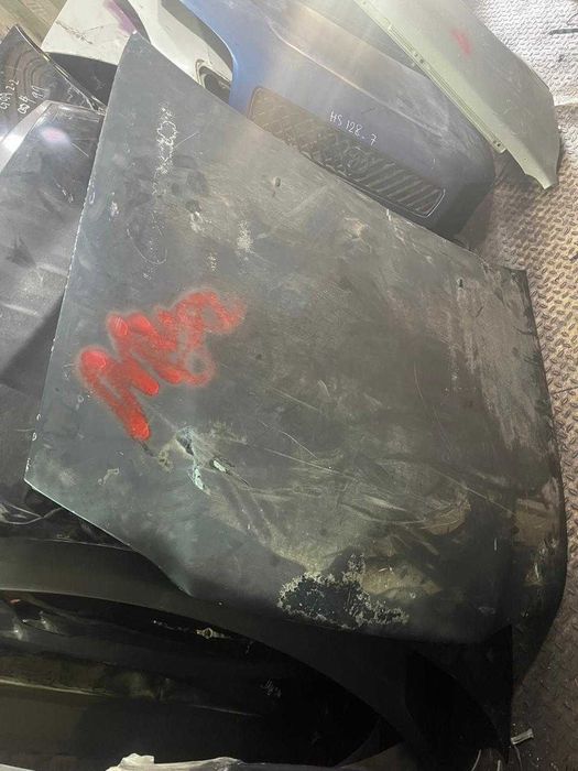 Капот на карина е