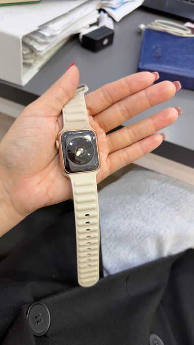 Apple Watch SE, 40 mm  новые почти