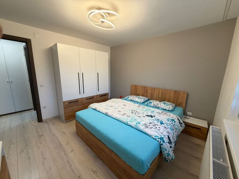 Închiriez apartament (zona Mercur)Cetate