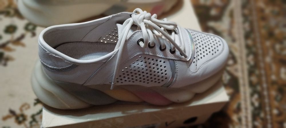 Кроссовки женские