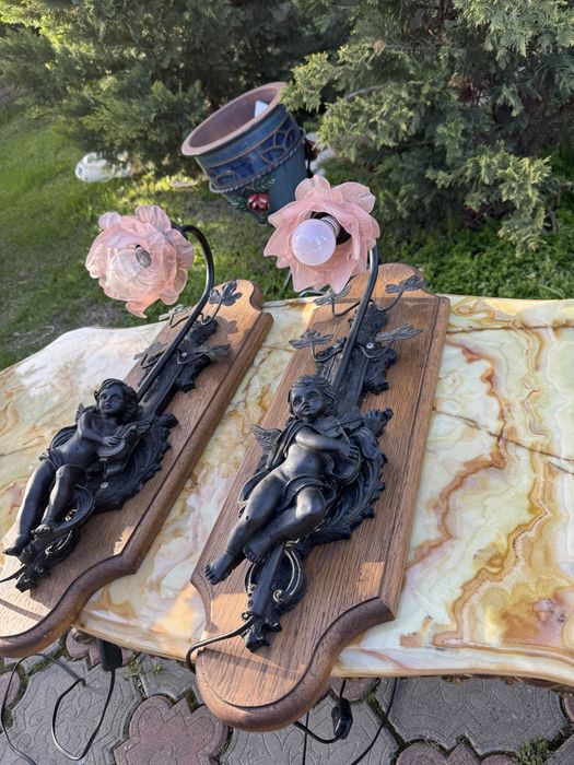 Doua aplice din polirasina pe suport din lemn