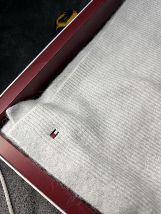 Tommy Hilfiger Flag Fluffy set caciula si fular alb alb murdar nou