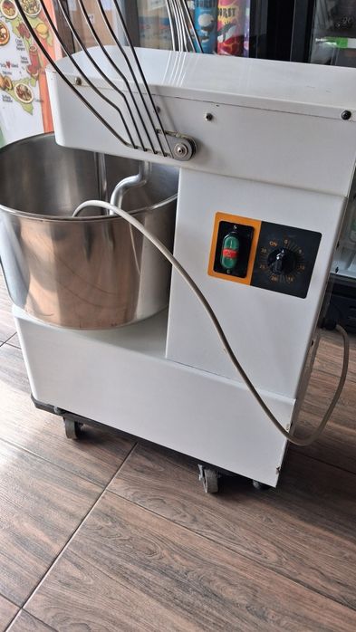 Тестомесачка призмата 380 w  2 скорости и таимер