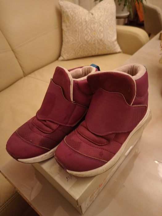 Продавам зимни момичешки обувки.