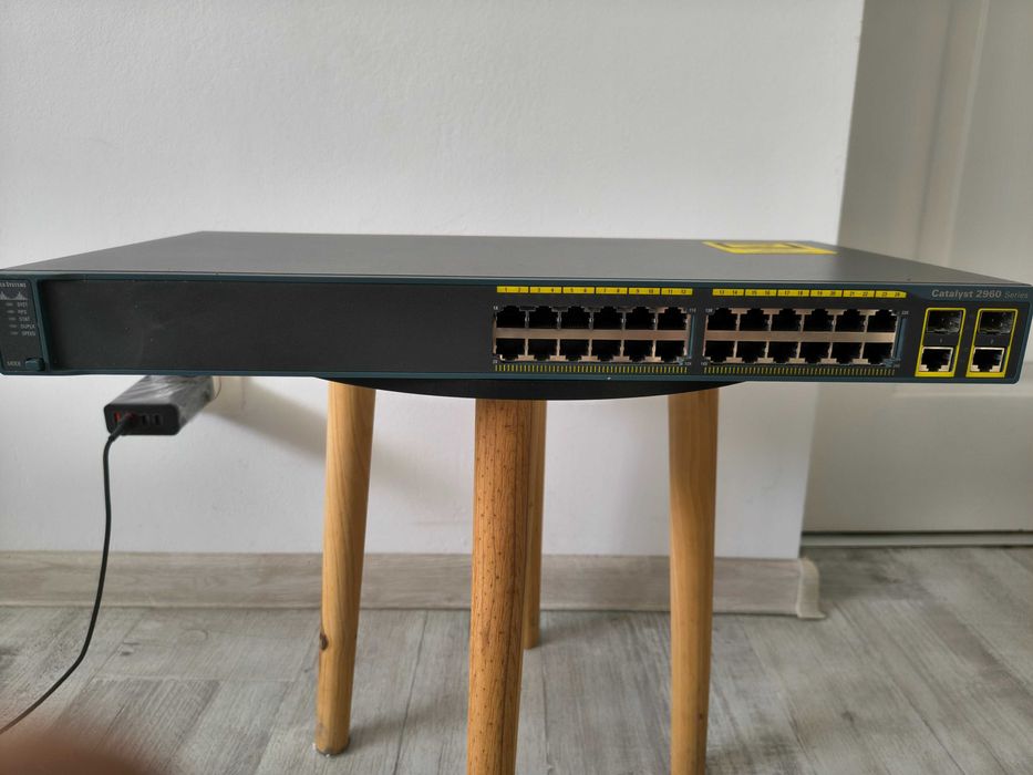 Cisco Catalyst 2960-24TC- L-V03. Switch profesional 24 porturi 10/100 Mbps. Impecabil!