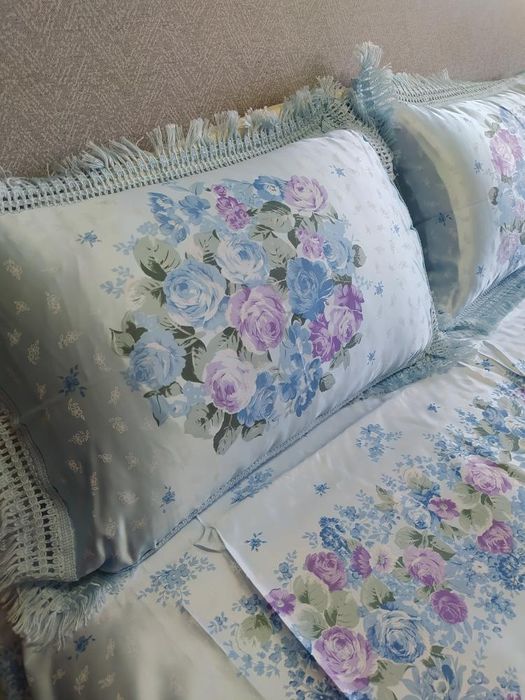 Покрывало с наволочками.