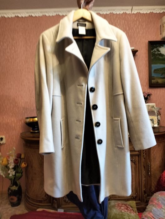 Пальто белое .Мало носилось