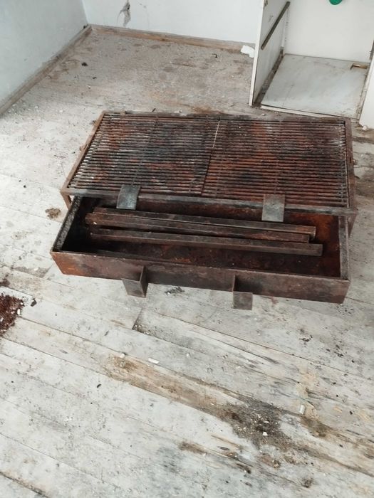 Скара на дървени въглища