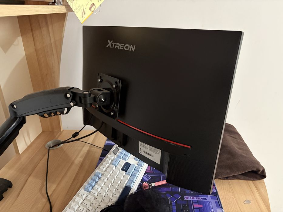Монитор Xtreon 240герц + кранштейн