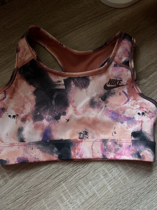 Bustiera colorata Nike in stare ff buna. purtata de putine ori