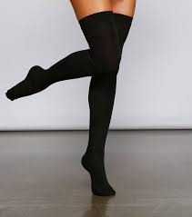 Sosete lungi negre deasupra genunchilor noi