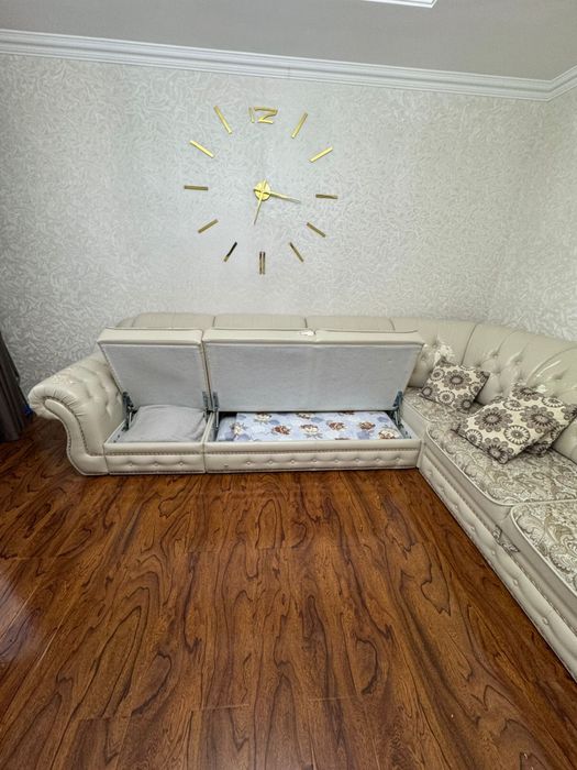 Диван угловой б/у экокожа бежевый