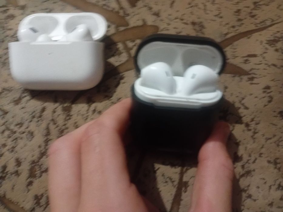 Продам наушники две штуки