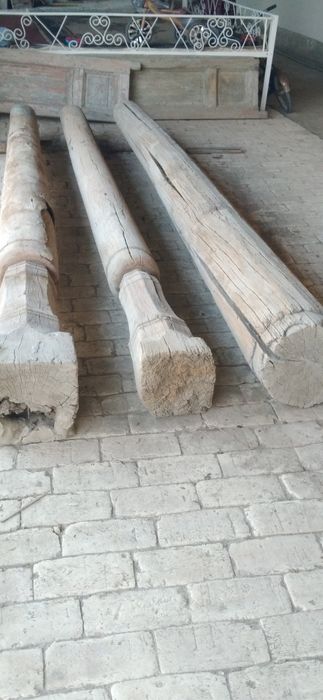 Эски кадимий болор устунлар сотилади.