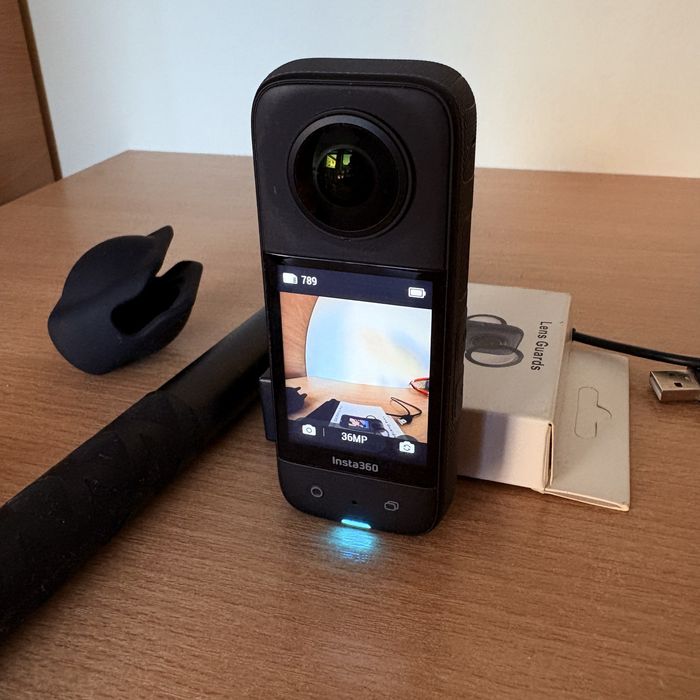Insta360 X3 5.7K 360 камера, като нова + селфи стик, протектори, калъф