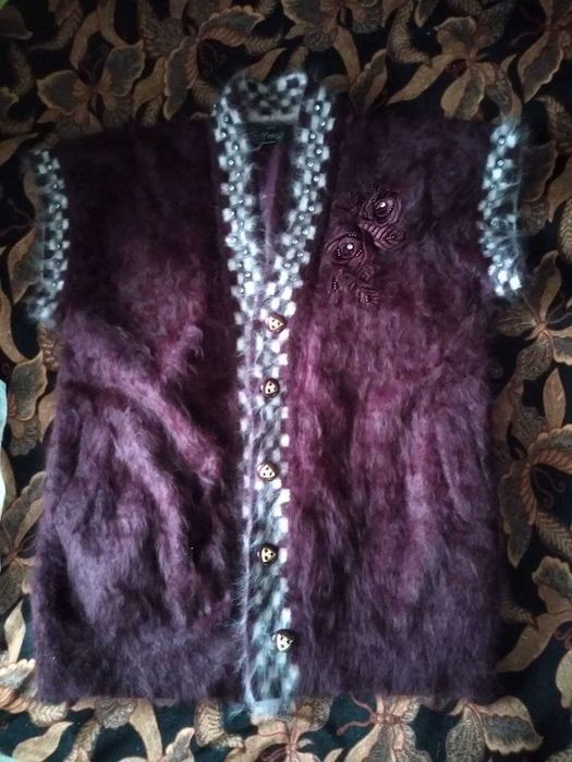 Кофта пуховая с вышивкой