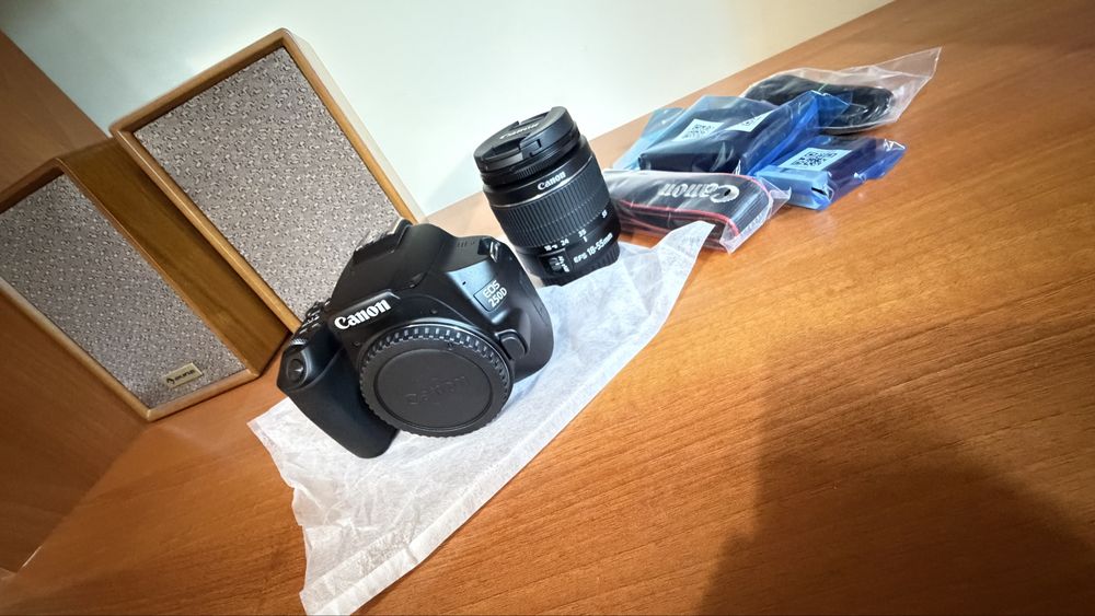Aparat Foto DSLR Canon EOS 250D Kit 18-55mm III – Nou, Nefolosit (0 Cadre)